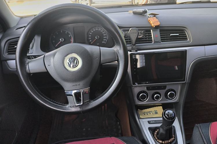 Used Volkswagen Gran Lavida 2013 1.6L Manual Fashion Model