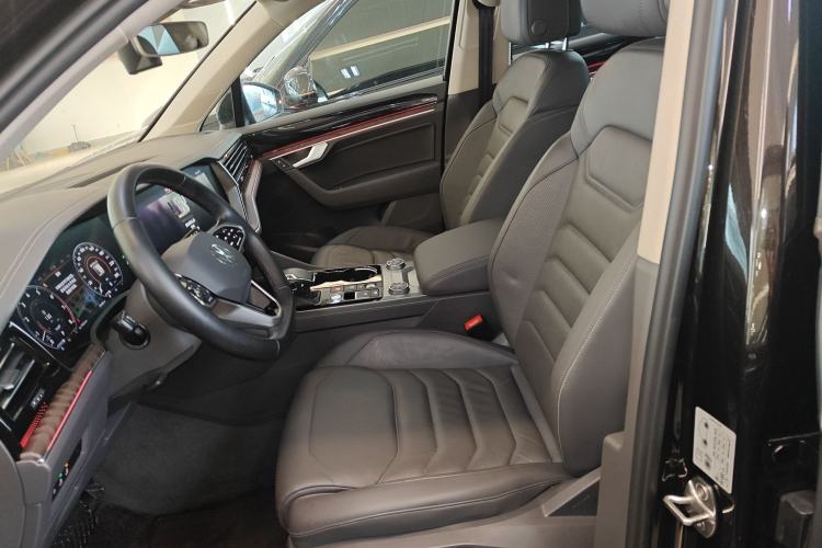 Used Volkswagen Touareg 2022 3.0 TSI Luxury Edition Black Diamond Sport Package Left Front Seat