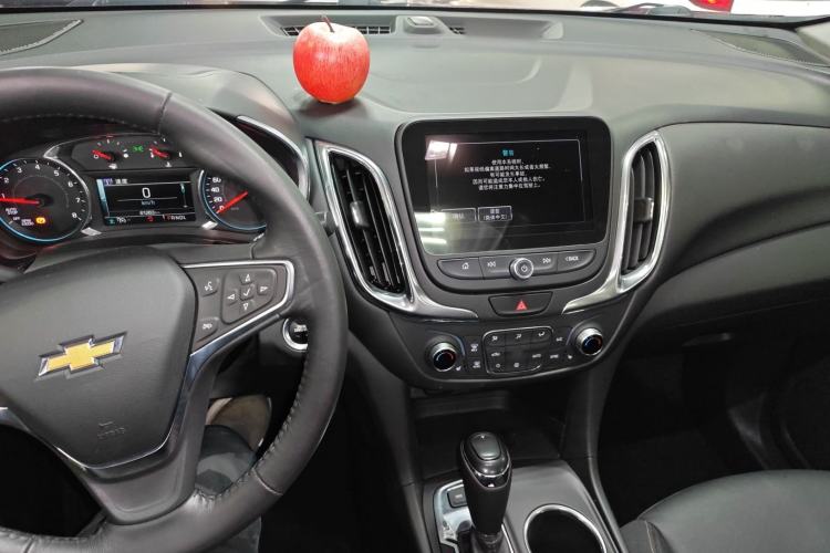 Used Chevrolet Equinox 2017 550T Automatic All-Wheel-Drive Top-Tier Version Center Console