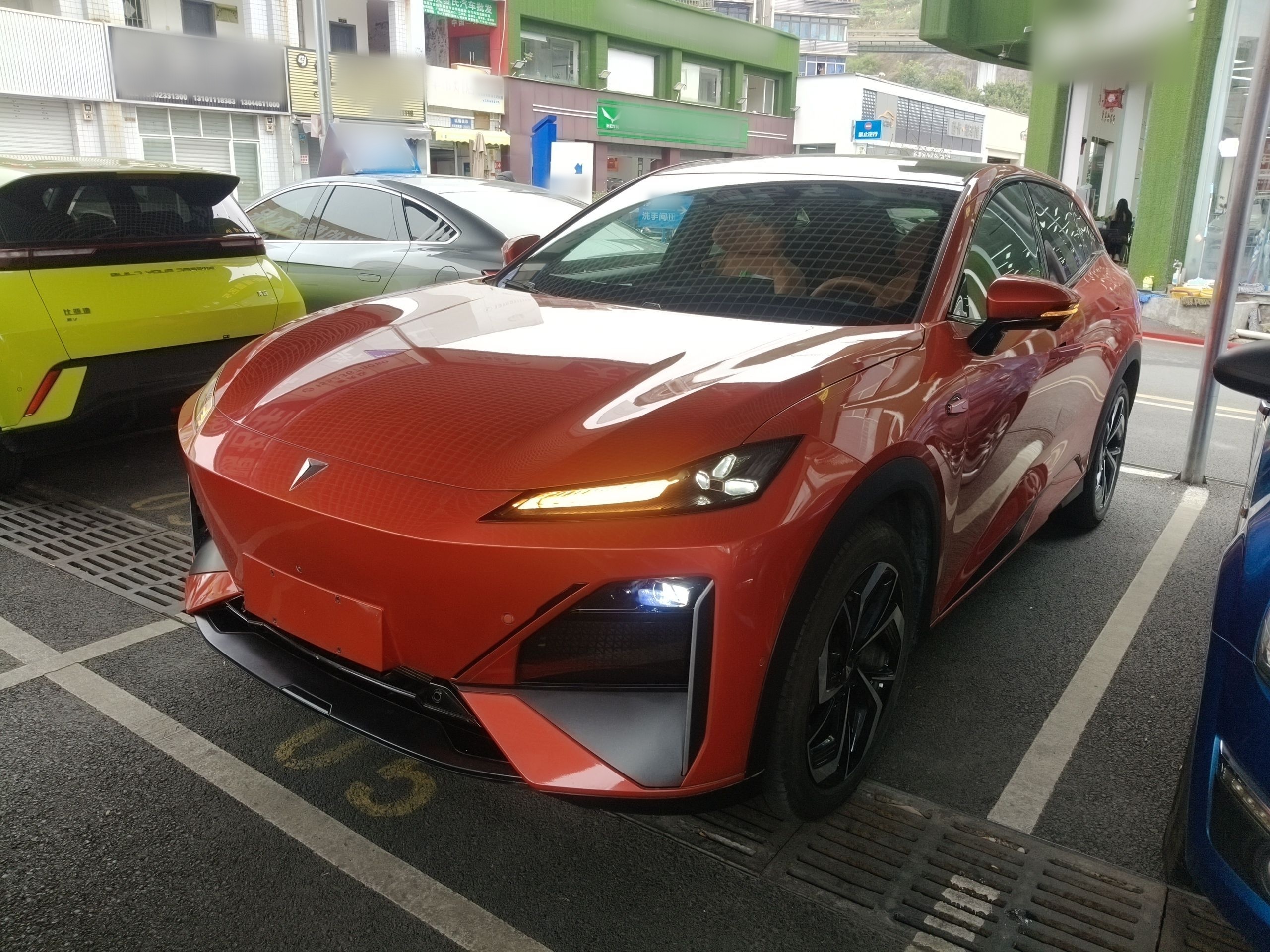 تحت مقدمة السيارة