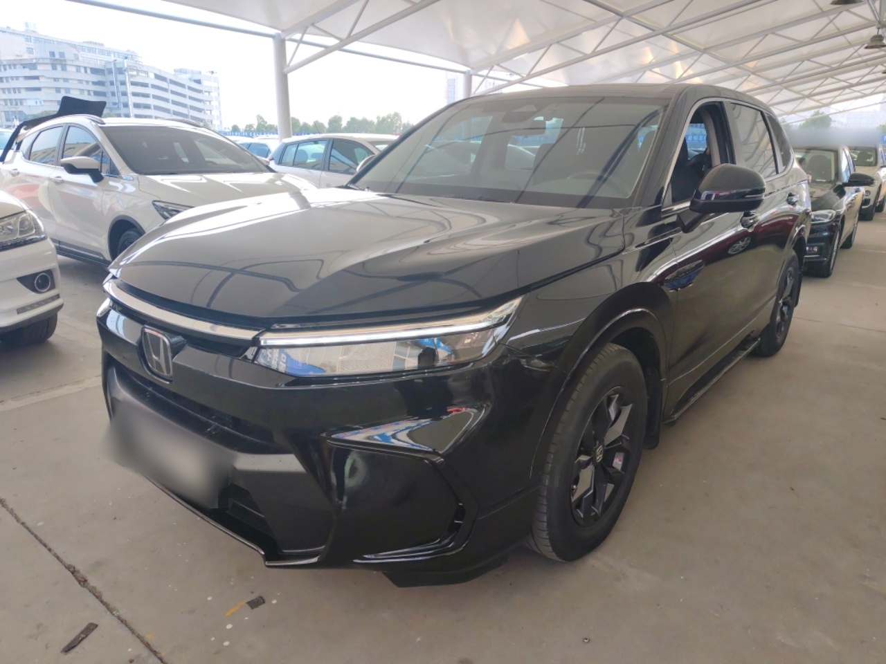 Под передней частью автомобиля