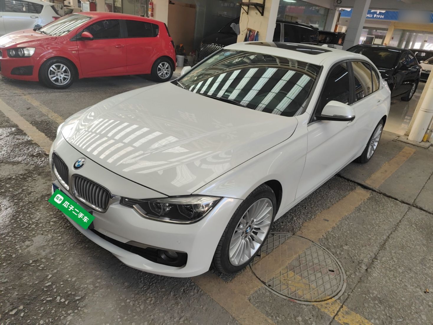 تحت مقدمة السيارة