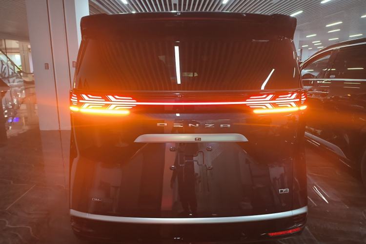 Used Denza D9 2022 DM-i 970 Four-Wheel Drive Flagship Model
