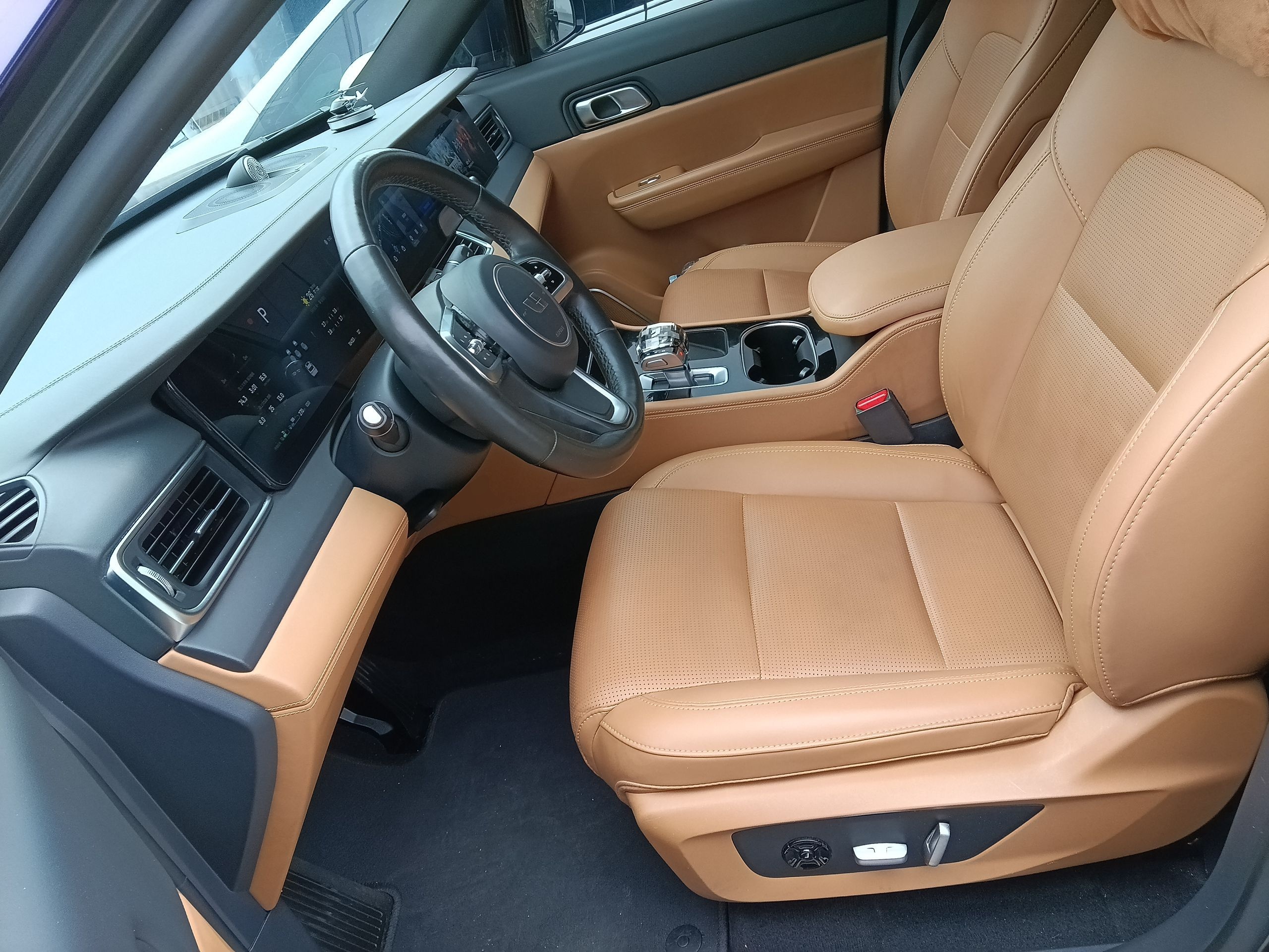 المقاعد الأمامية داخل السيارة