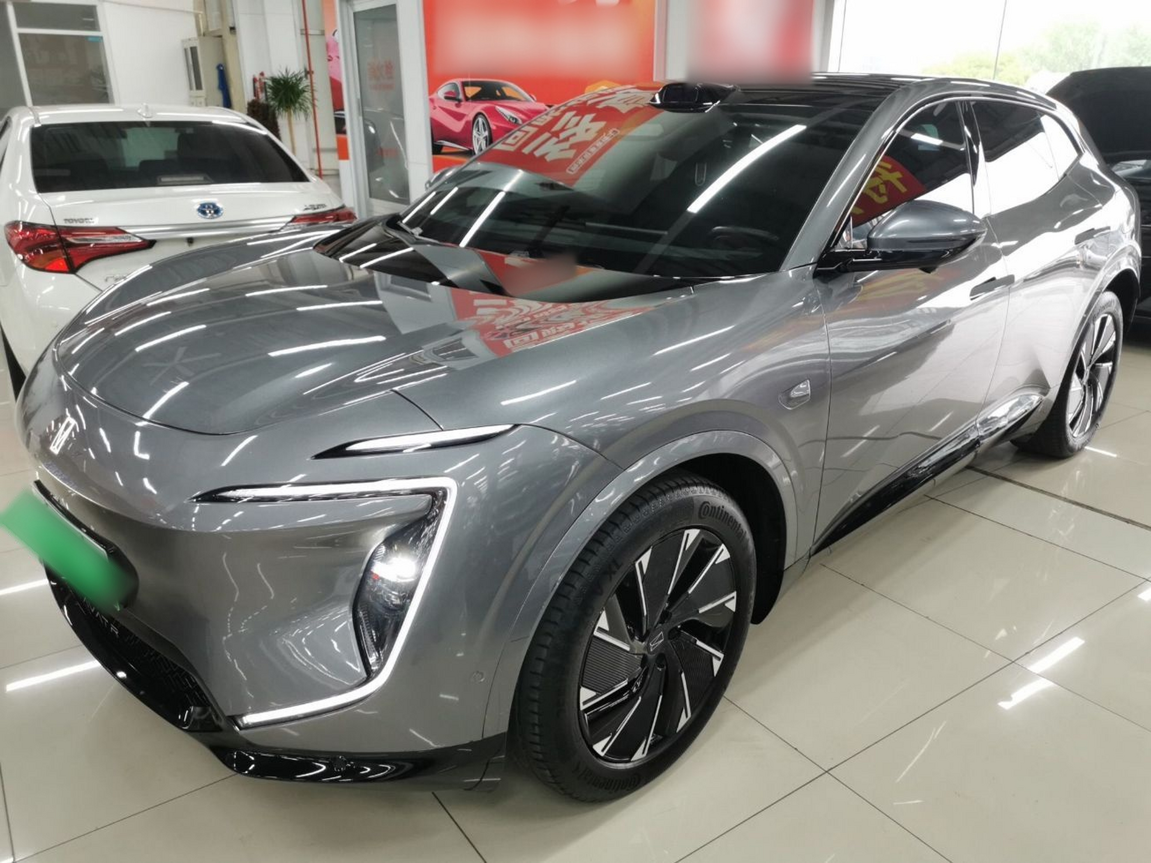 تحت مقدمة السيارة