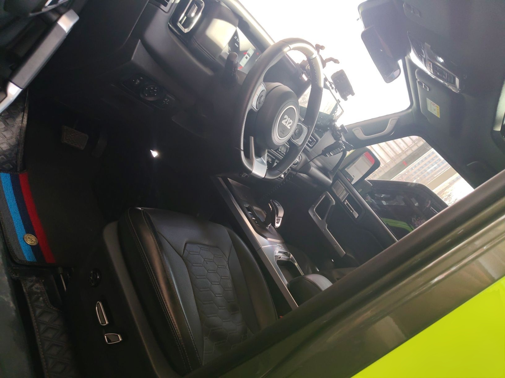 المقاعد الأمامية داخل السيارة