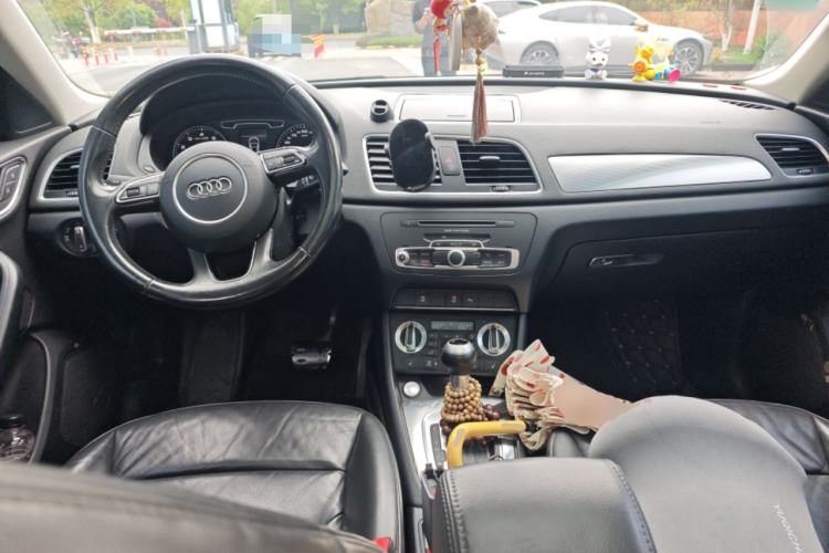 Used Audi Q3 2015 35 TFSI Ambition Edition Center Console