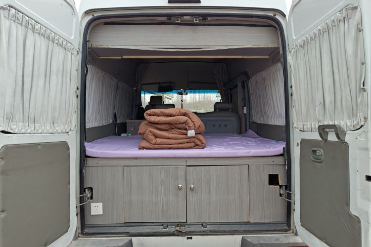 Used Iveco Daily 2020 2.5T A35 Passenger Van Single-Tire Mid-Roof Design 5-9 Seats with Sliding Side Door Meeting China V Emission Standards