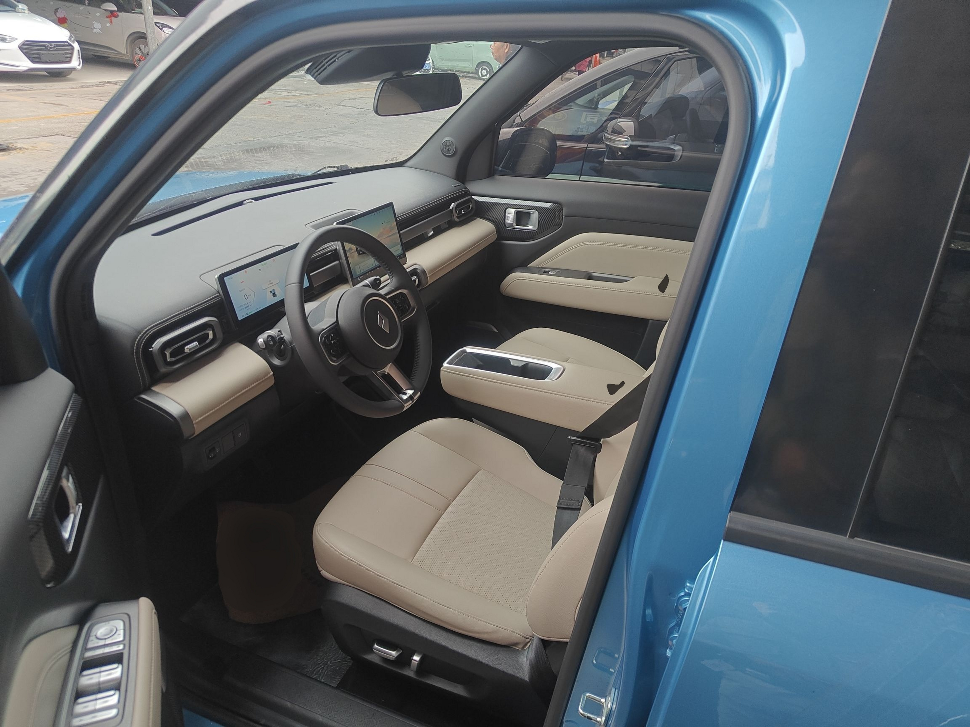 المقاعد الأمامية داخل السيارة