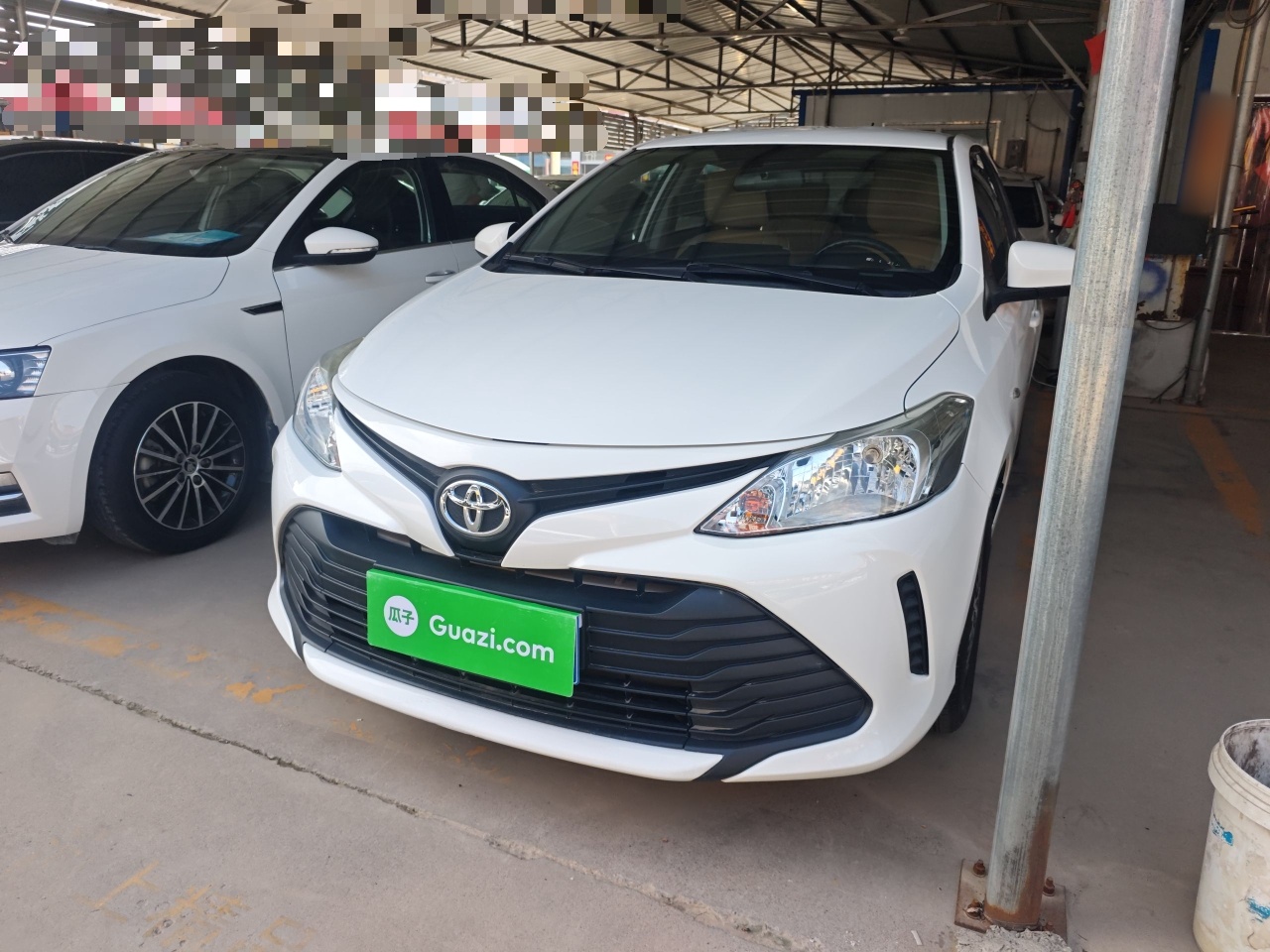 تحت مقدمة السيارة