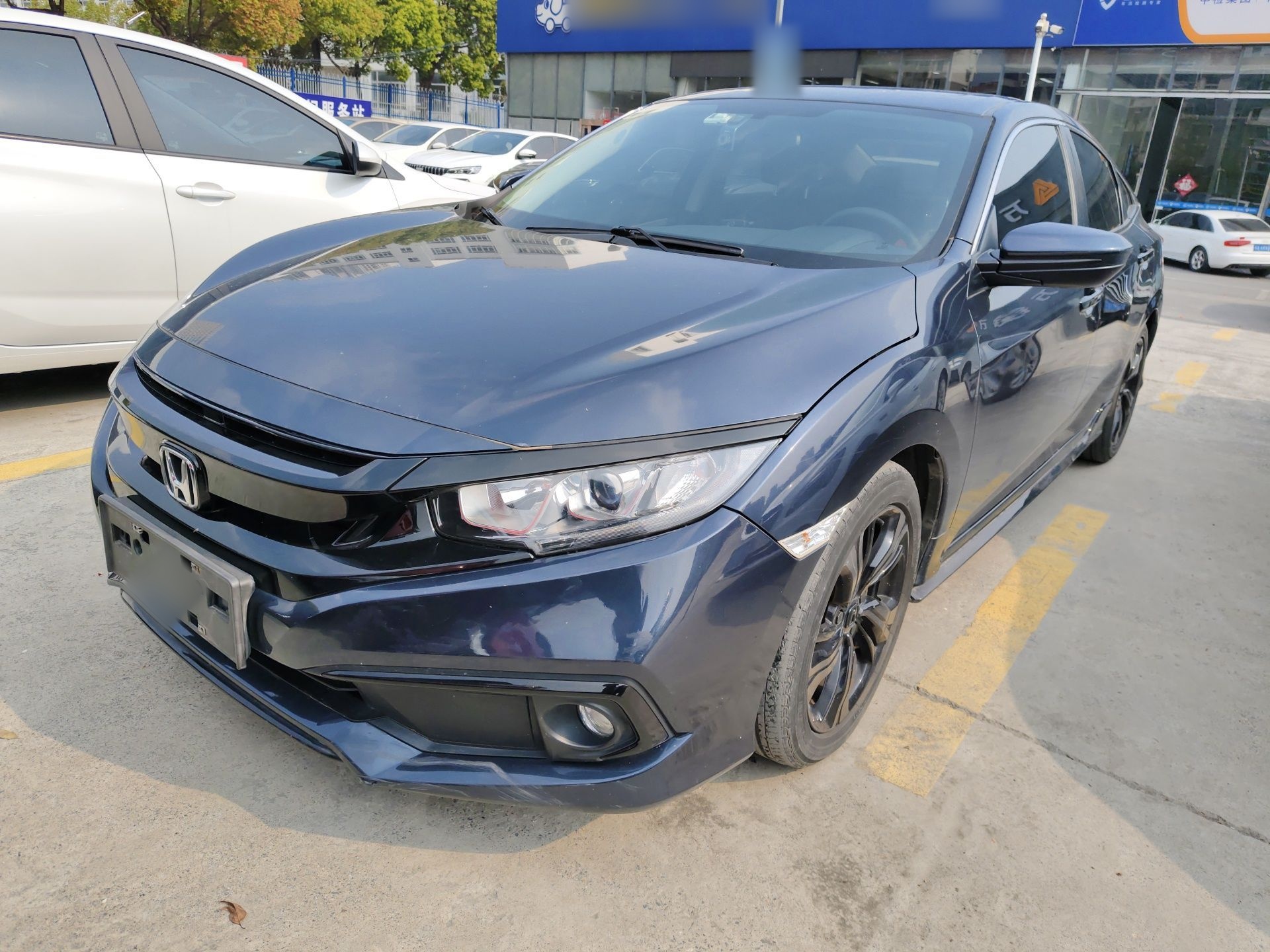 Под передней частью автомобиля