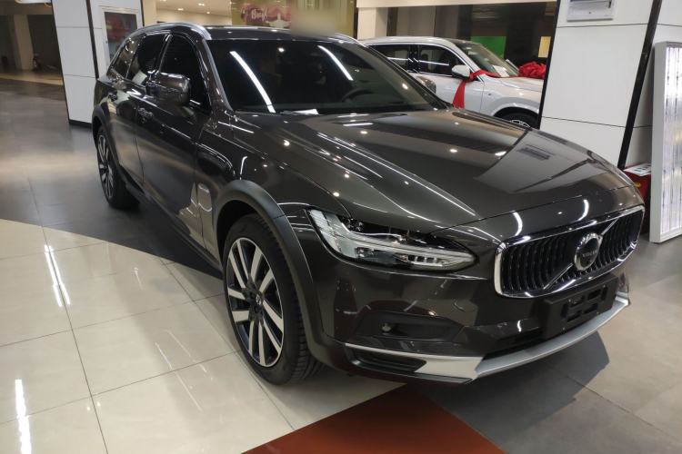 Used Volvo V90 2024 Cross Country B5 AWD Prestige Edition
