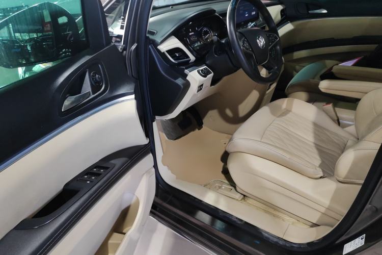 Used Buick GL8 2023 Facelifted Land Cruiser Executive Luxury Version
