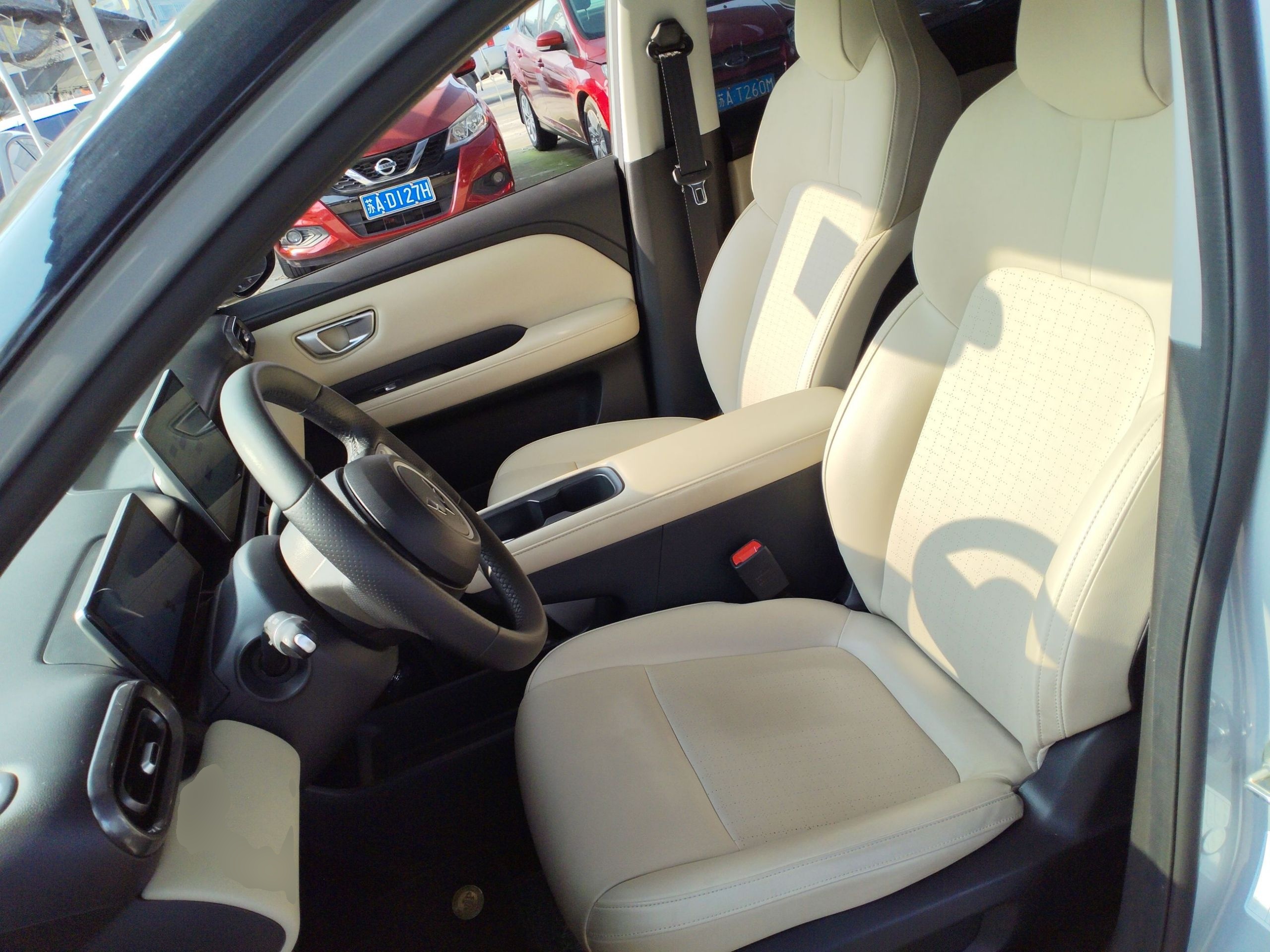 المقاعد الأمامية داخل السيارة