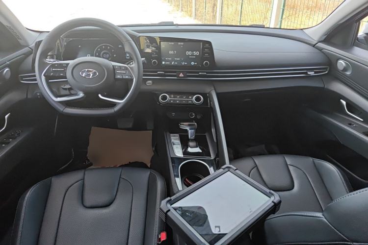 Used Hyundai Elantra 2021 1.5L CVT GLX Elite Edition Center Console