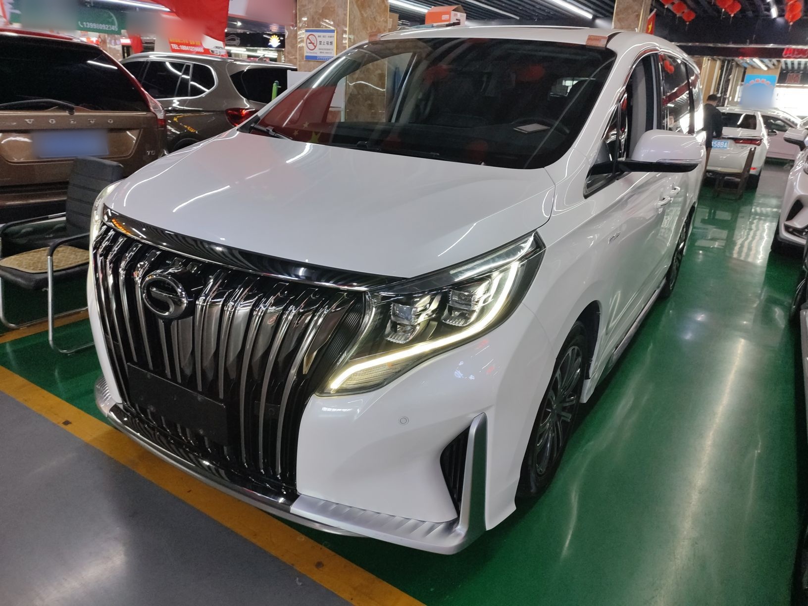 تحت مقدمة السيارة