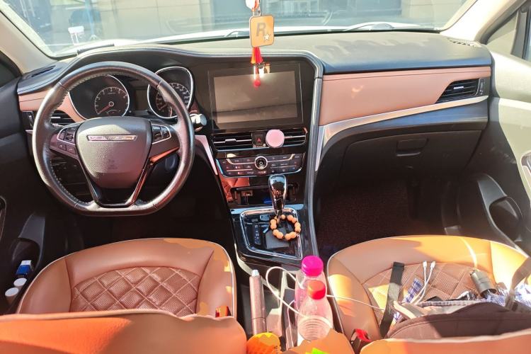 Used Venucia T70 2018 2.0L CVT Smart Enjoyment Sport Edition Center Console