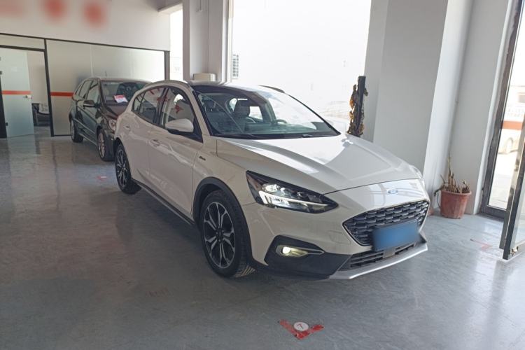 Used Ford Focus Active 2020 EcoBoost 180 Automatic Titanium Edition Front Right 45 Deg