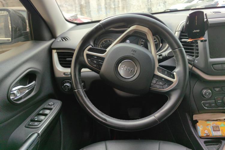 Used Jeep Cherokee 2017 2.0L Superior Edition
