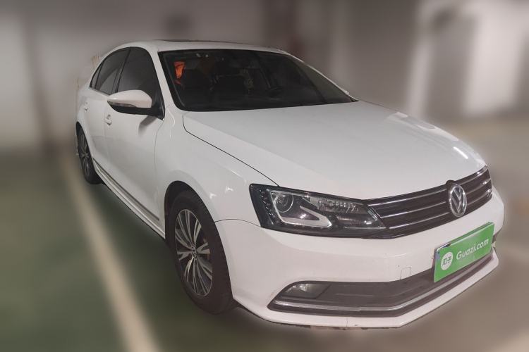 Used Volkswagen Sagitar 2015 230TSI Automatic Comfort Version Front Right 45 Deg