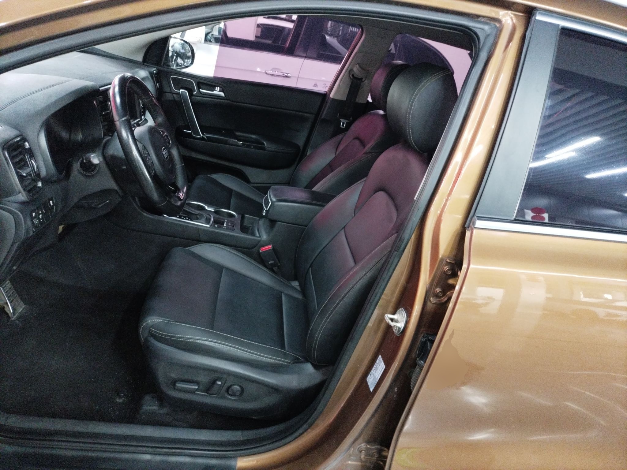 Переднее сиденье в автомобиле