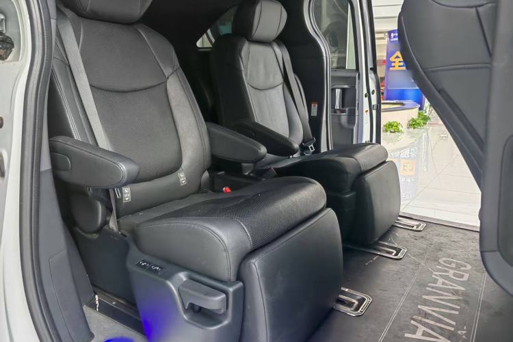 Used Toyota Granvia 2022 2.5L Hybrid Flagship Edition
