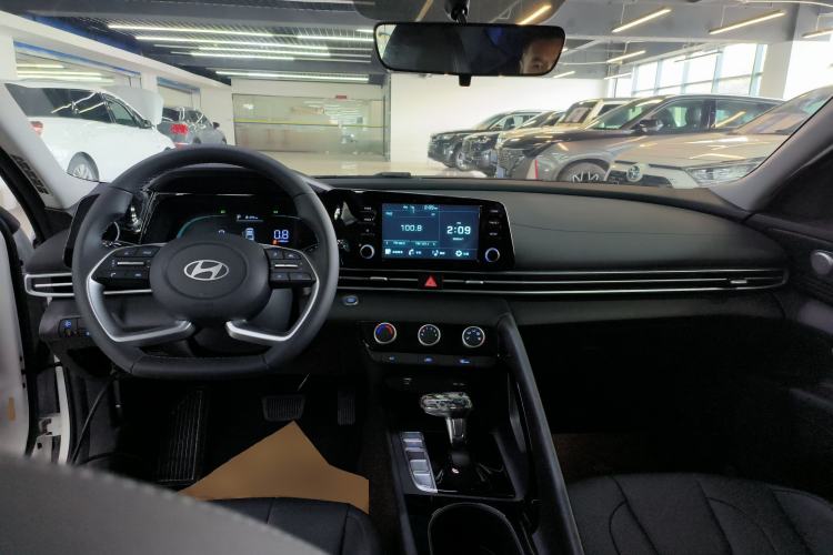 Used Hyundai Elantra 2023 1.5L CVT GLX Elite Edition Center Console