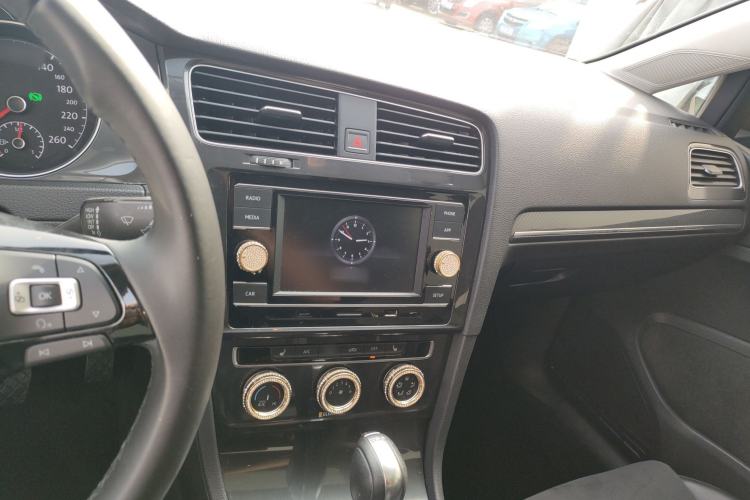 Used Volkswagen Golf 2018 230TSI Automatic Luxury Version Center Console