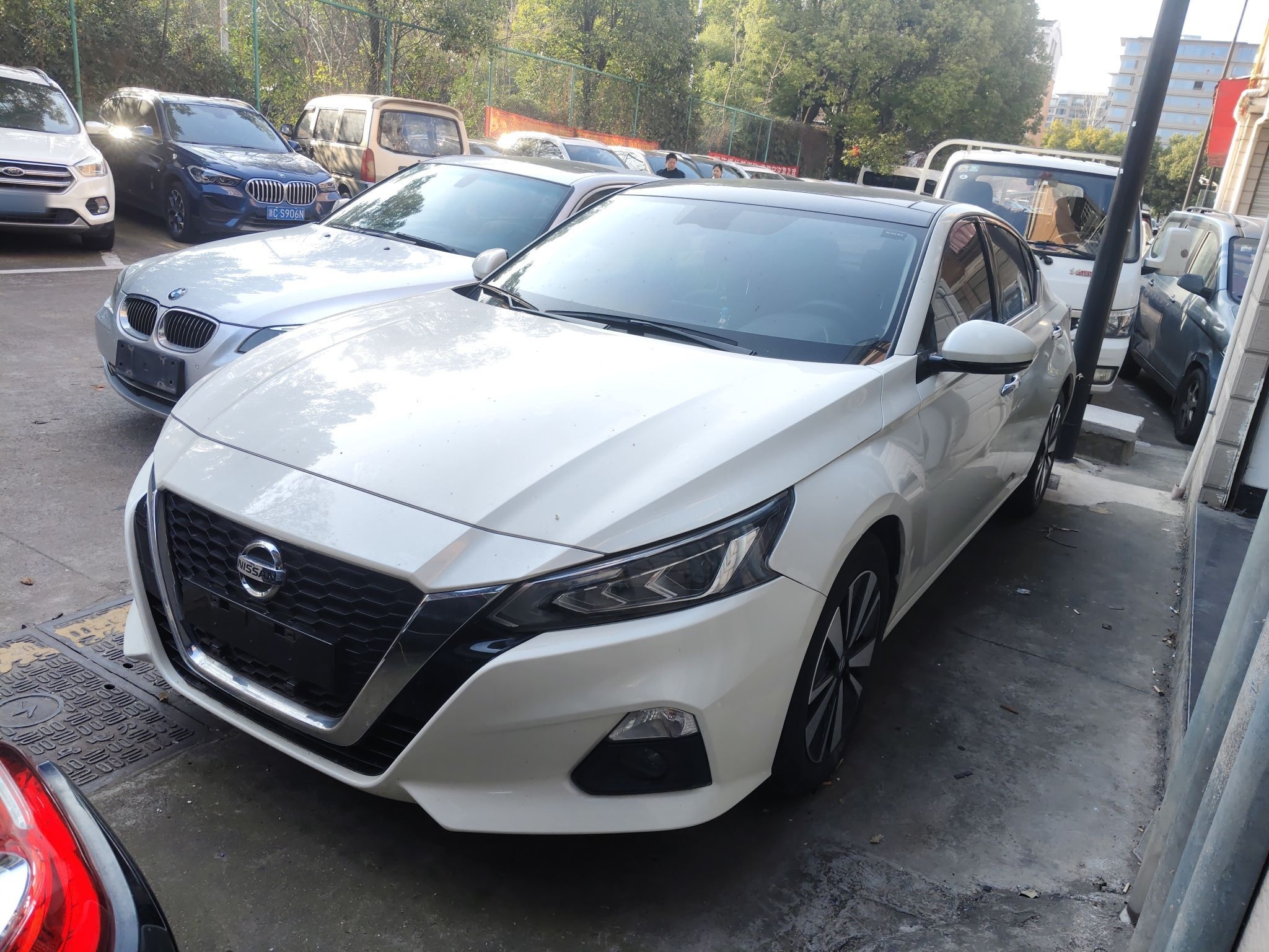 تحت مقدمة السيارة