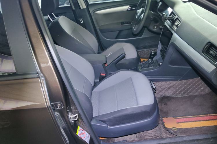 Used Volkswagen Gran Lavida 2013 1.6L Automatic Fashion Model