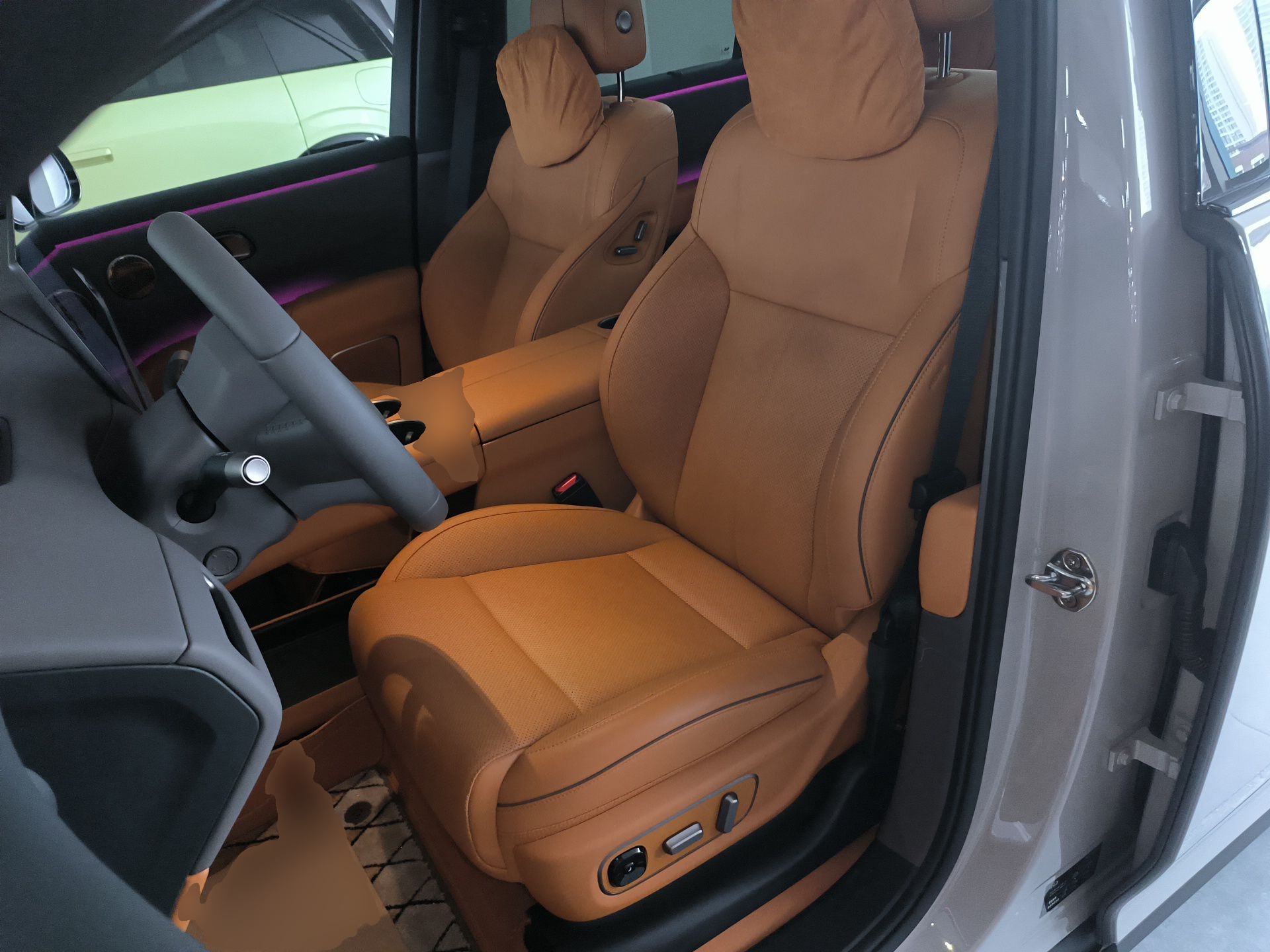 Переднее сиденье в автомобиле