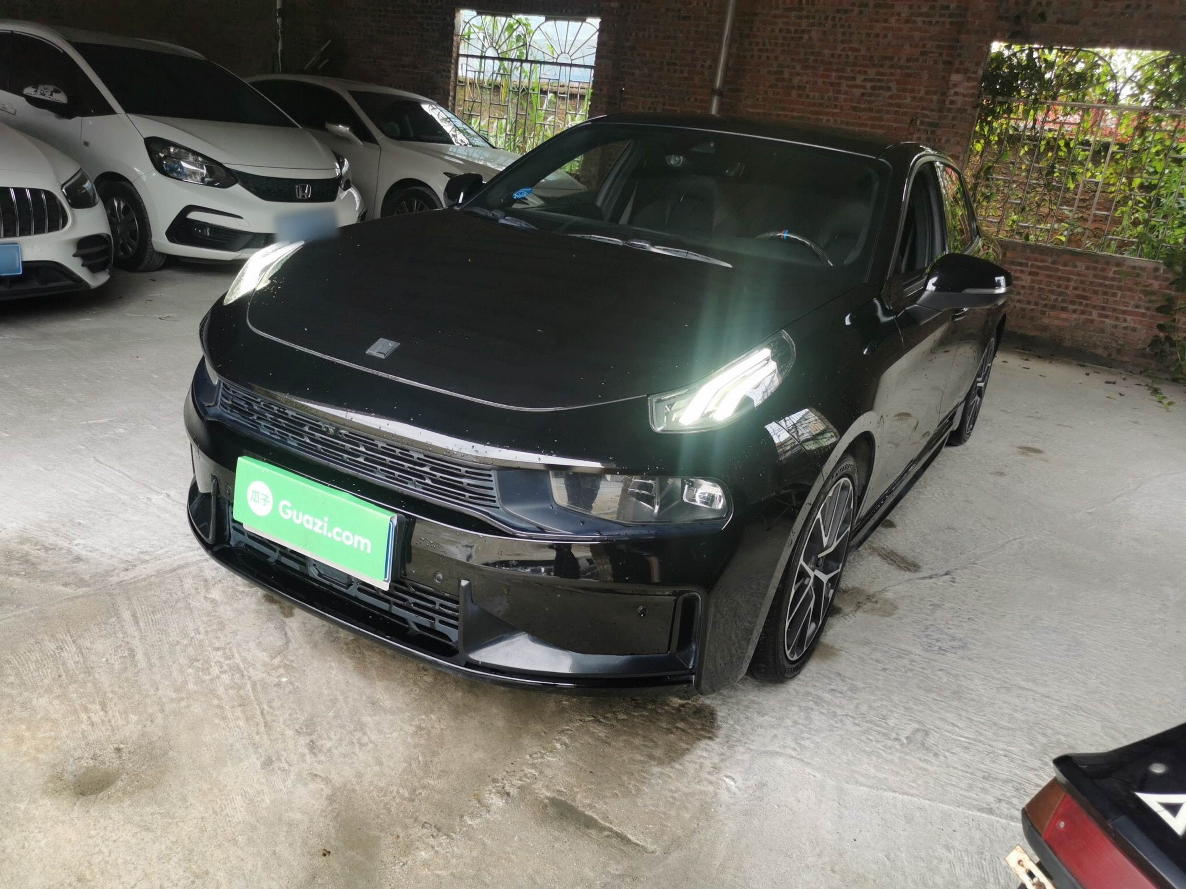 Под передней частью автомобиля