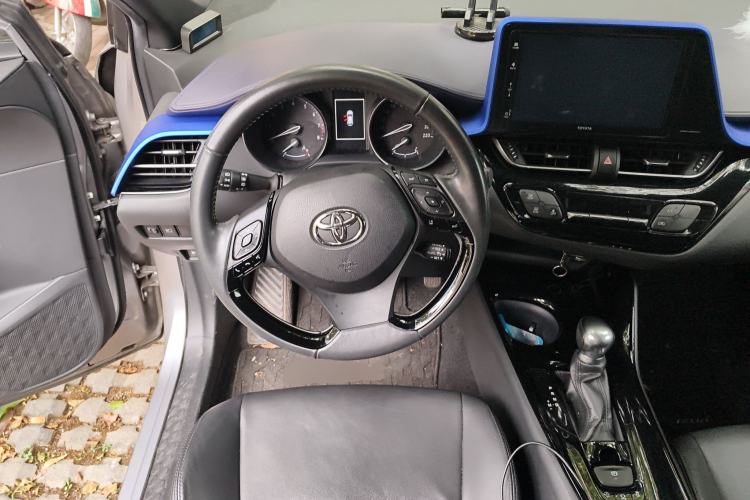 Used Toyota IZOA 2018 2.0L Yichi Version China VI Standard