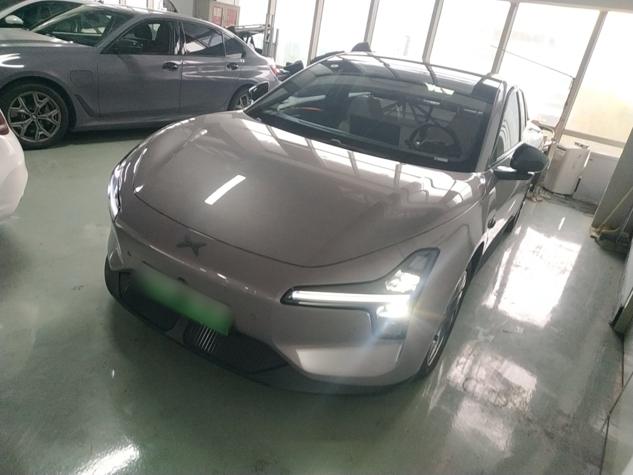 تحت مقدمة السيارة