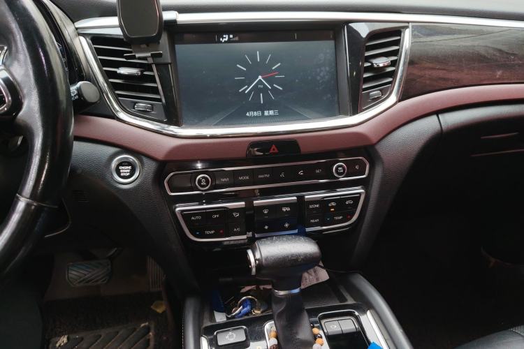 Used GAC Trumpchi GS8 2017 320T Two-Wheel Drive Luxury Smart Connectivity Version (7 Seats) Audio And AC Panel