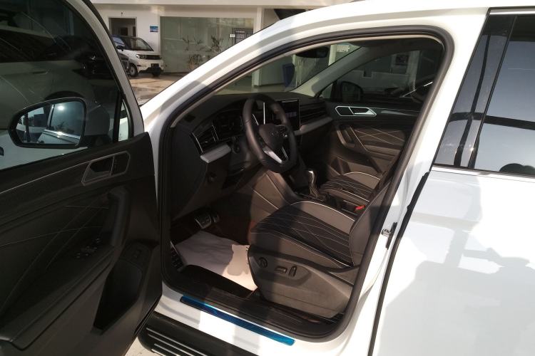 Used Volkswagen Tiguan L 2025 Model Outstanding Version 330TSI Automatic Two-Wheel Drive R-Line Longyao Edition