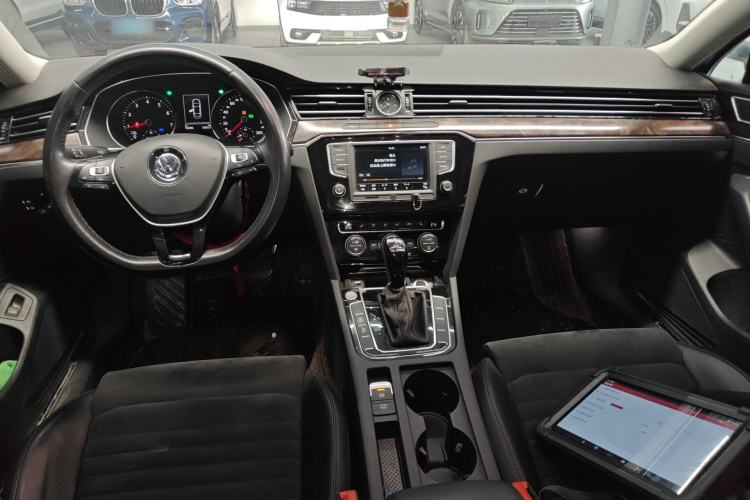 Used Volkswagen Magotan 2017 330TSI DSG Luxury Model Center Console