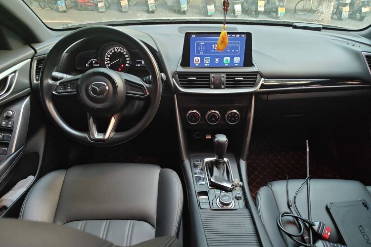 Used Mazda CX-4 2018 2.0L Automatic Two-Wheel Drive Blue Sky Dynamic Version China VI Standard Center Console