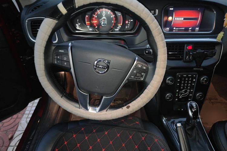 Used Volvo V40 2018 T3 Zhiyi Edition
