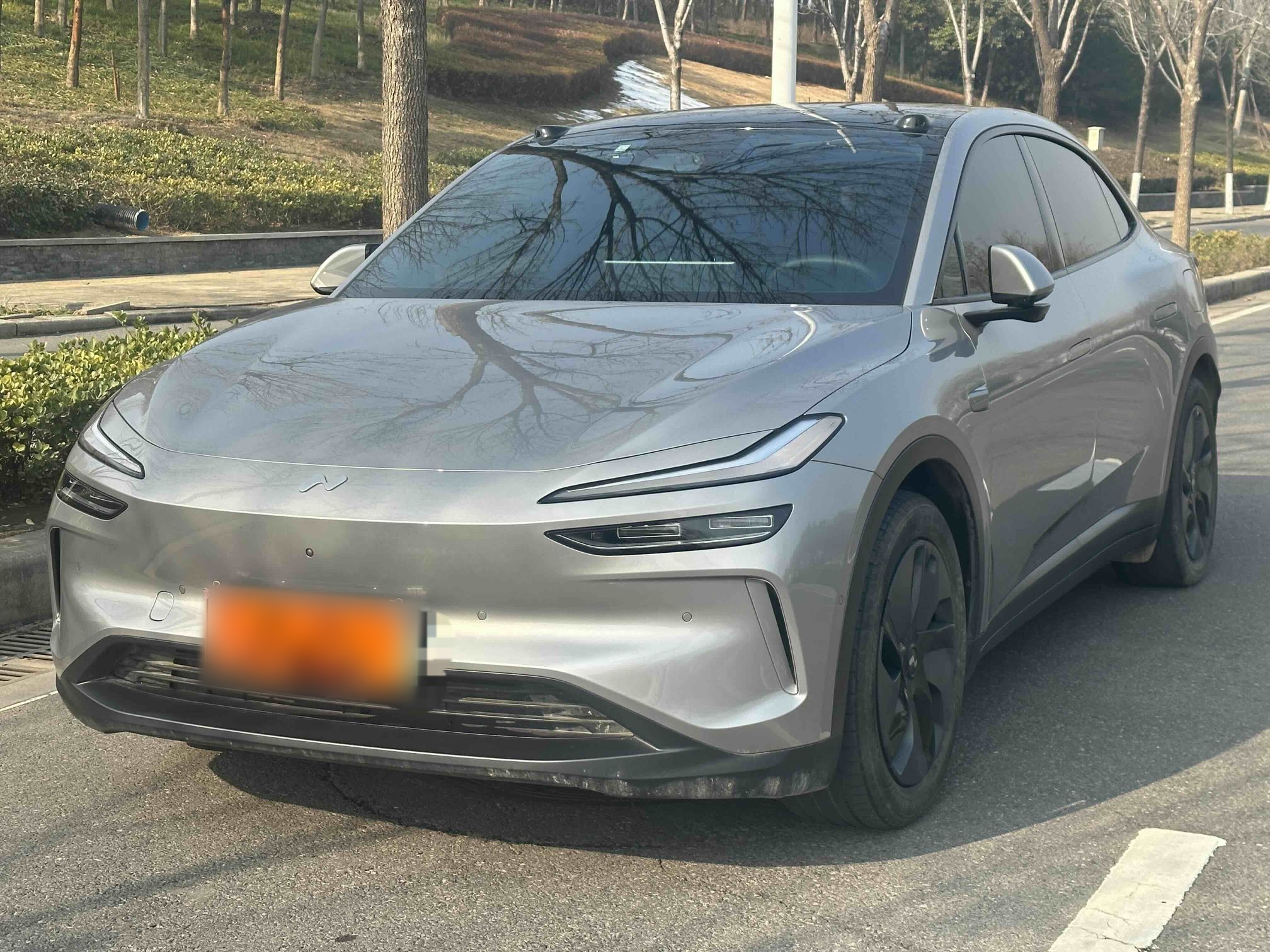 Под передней частью автомобиля