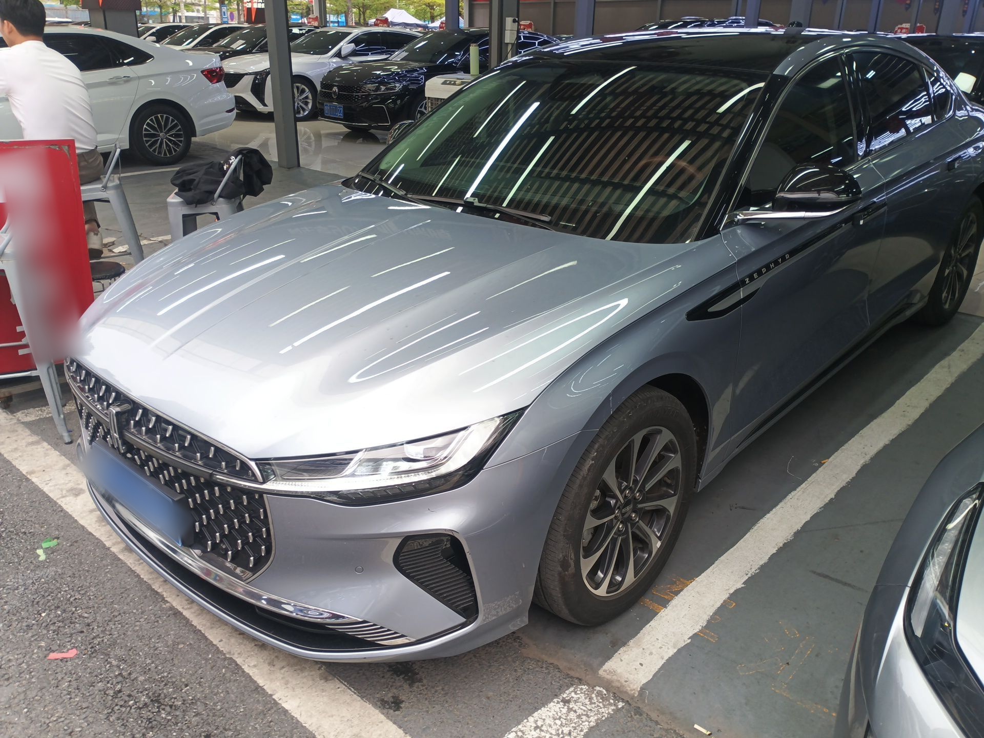 تحت مقدمة السيارة