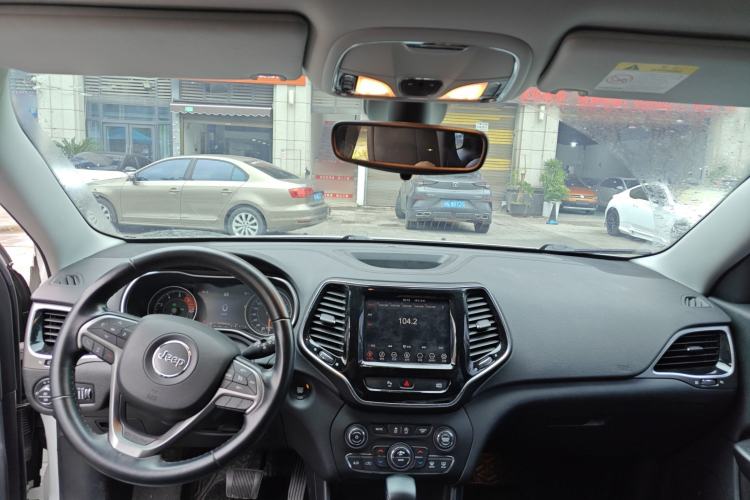 Used Jeep Cherokee 2019 2.0T Two-Wheel Drive Smart Enjoyment Version China V Center Console