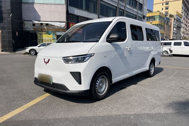 Used Wuling Yangguang 2024 300KM Comfort Version Passenger Van 75kW