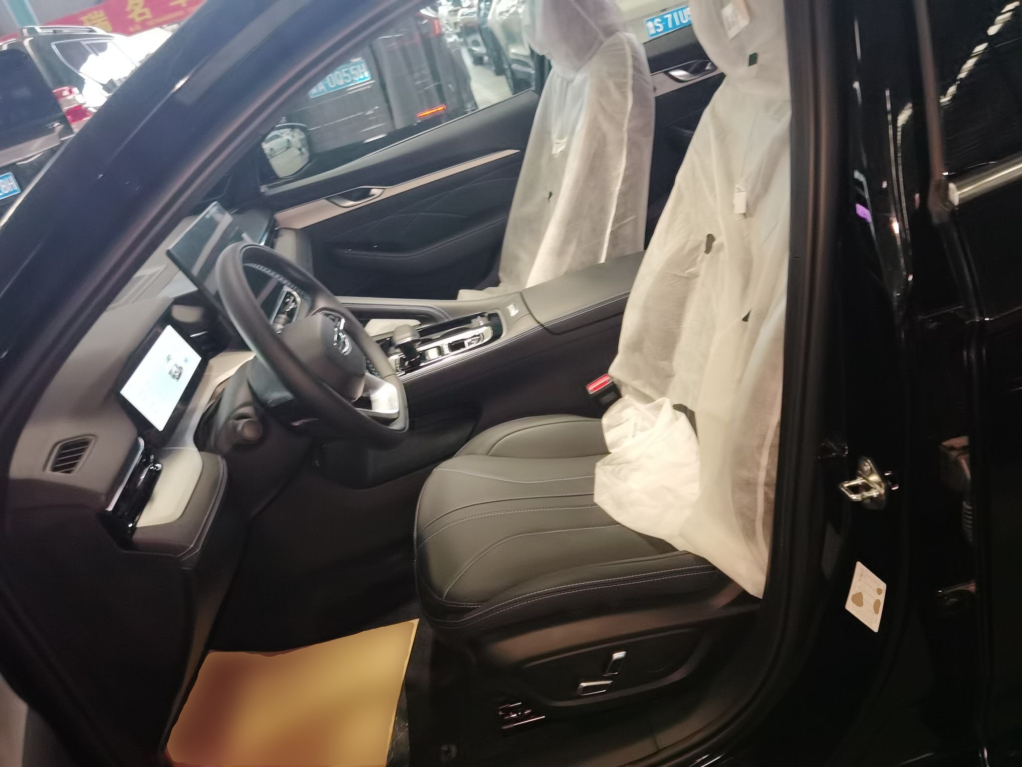 المقاعد الأمامية داخل السيارة