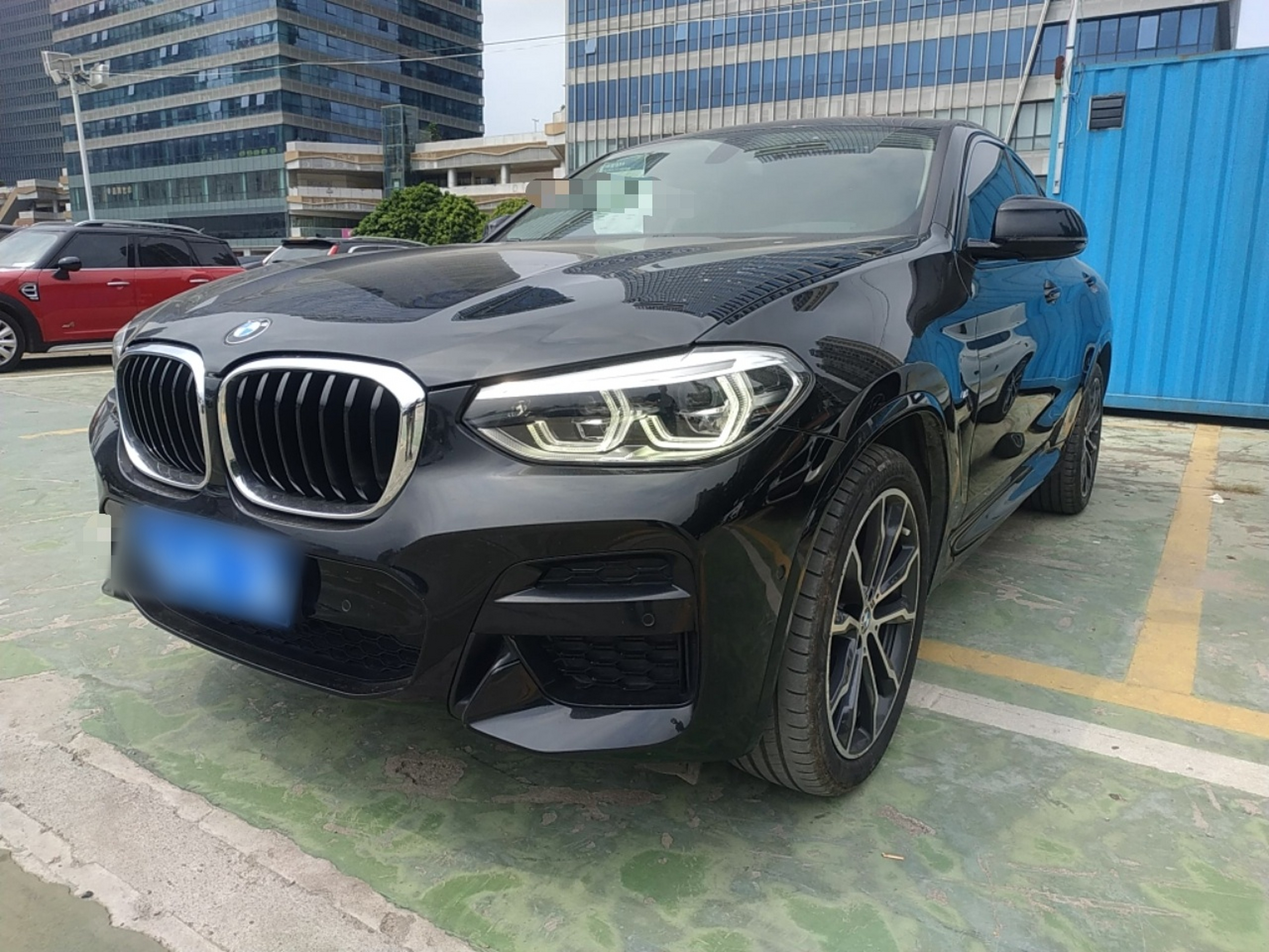 Под передней частью автомобиля