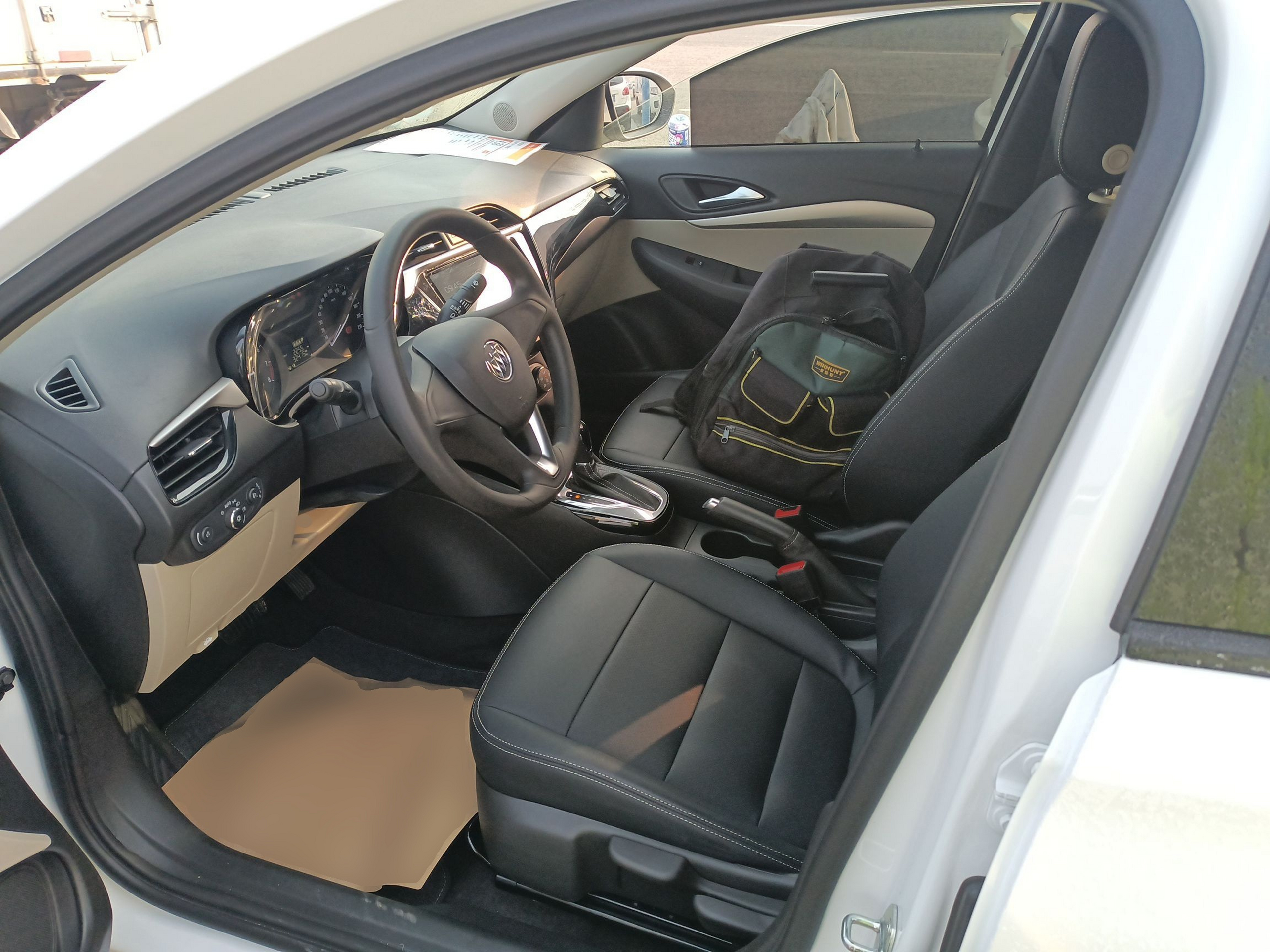 Переднее сиденье в автомобиле