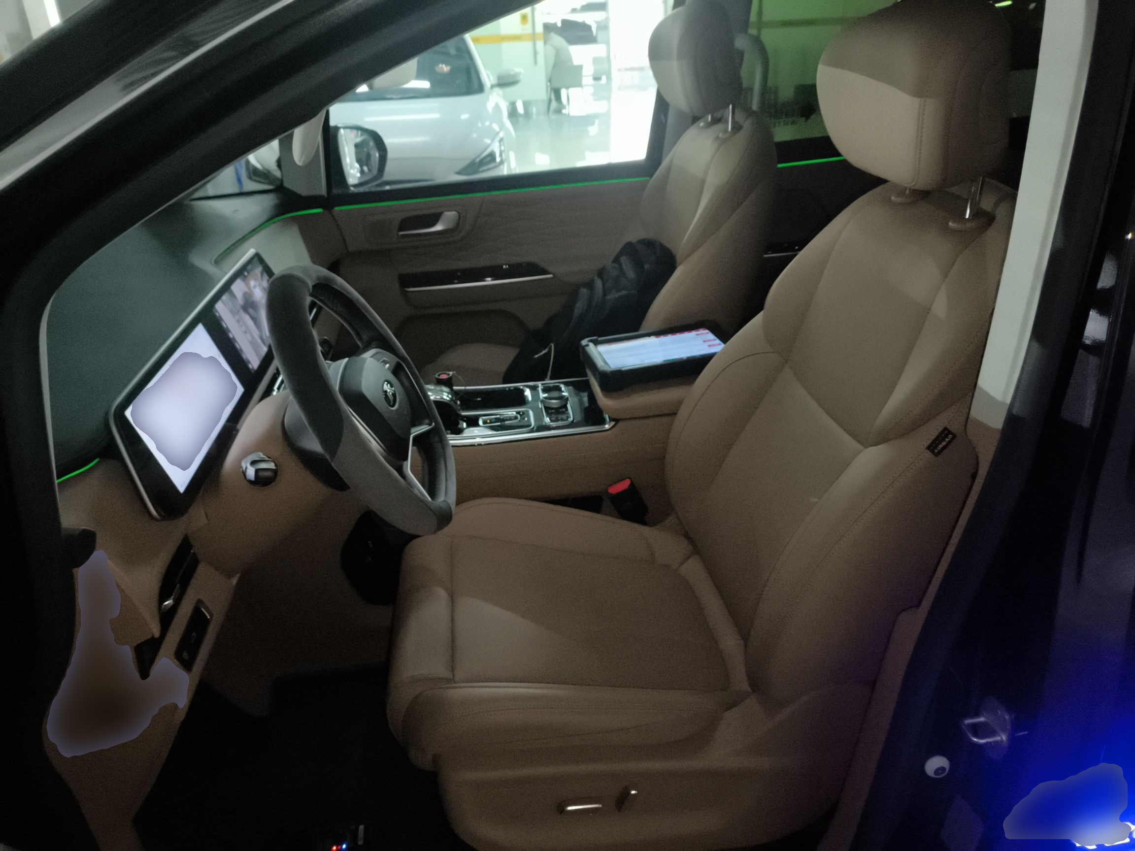 المقاعد الأمامية داخل السيارة