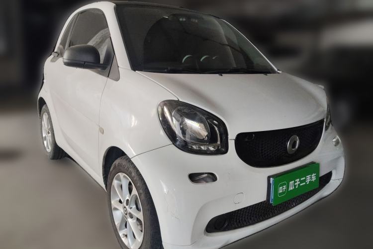 Used smart fortwo 2015 1.0L 52 kW hardtop Dynamic version Front Right 45 Deg