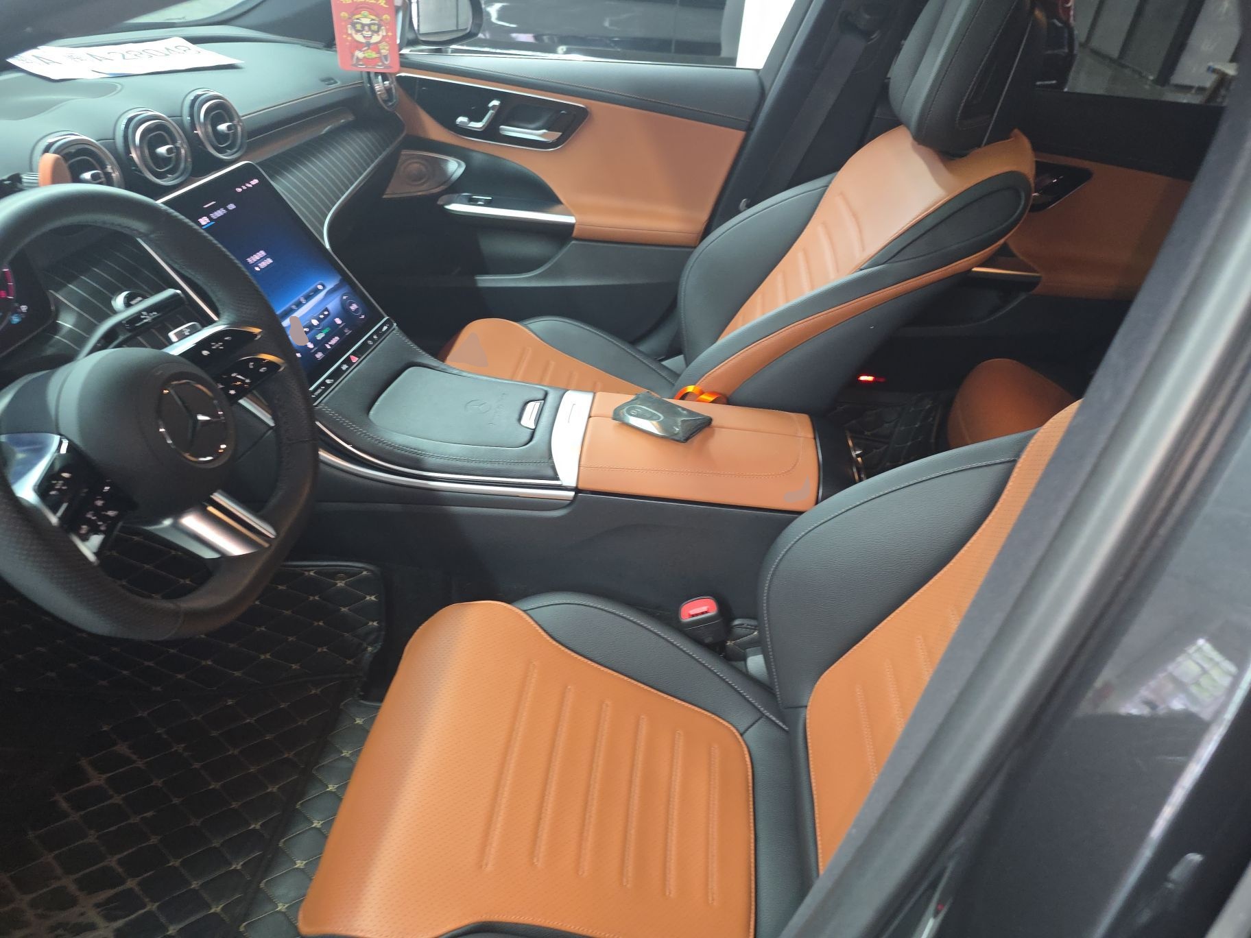 المقاعد الأمامية داخل السيارة