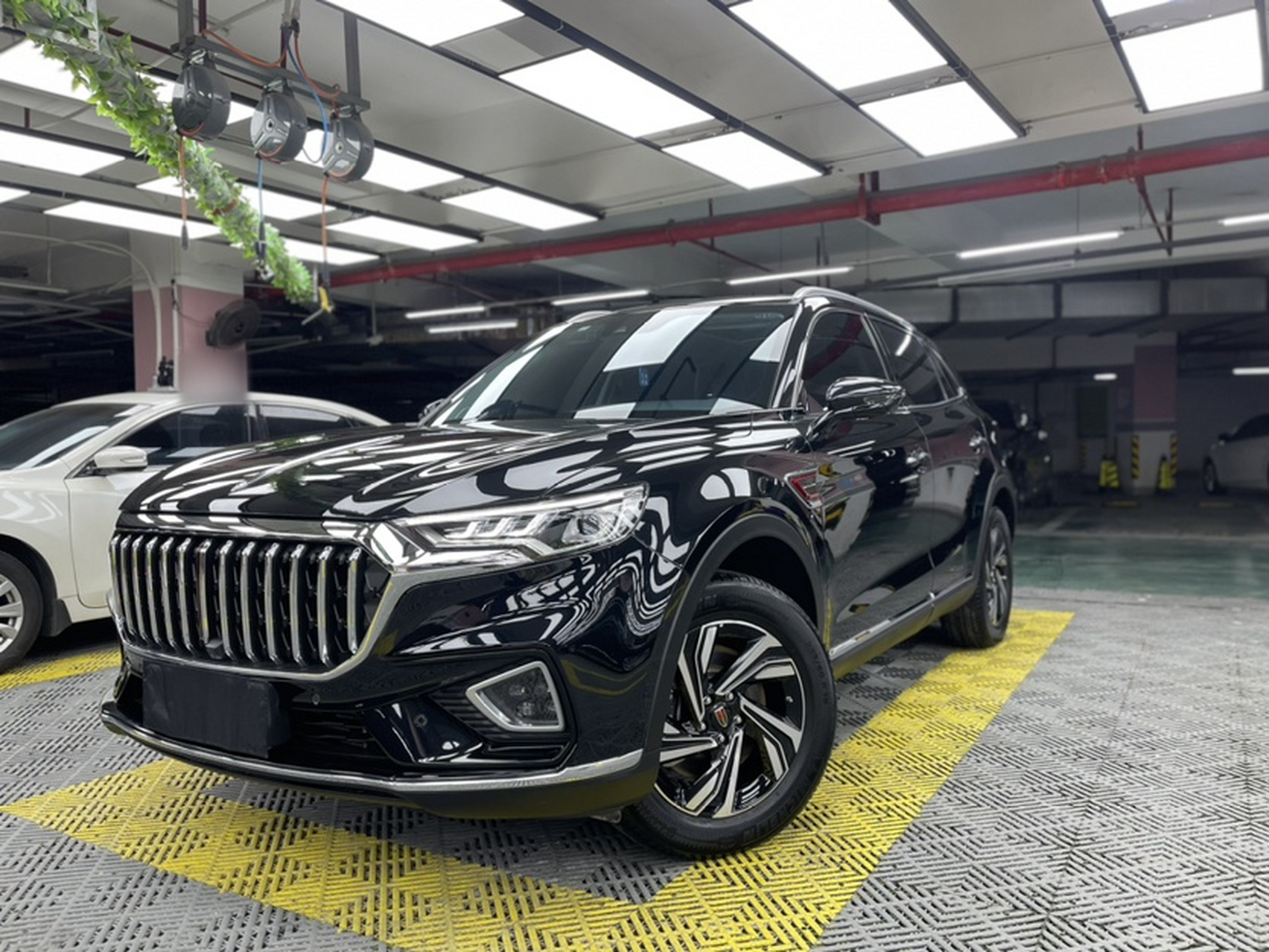 Под передней частью автомобиля